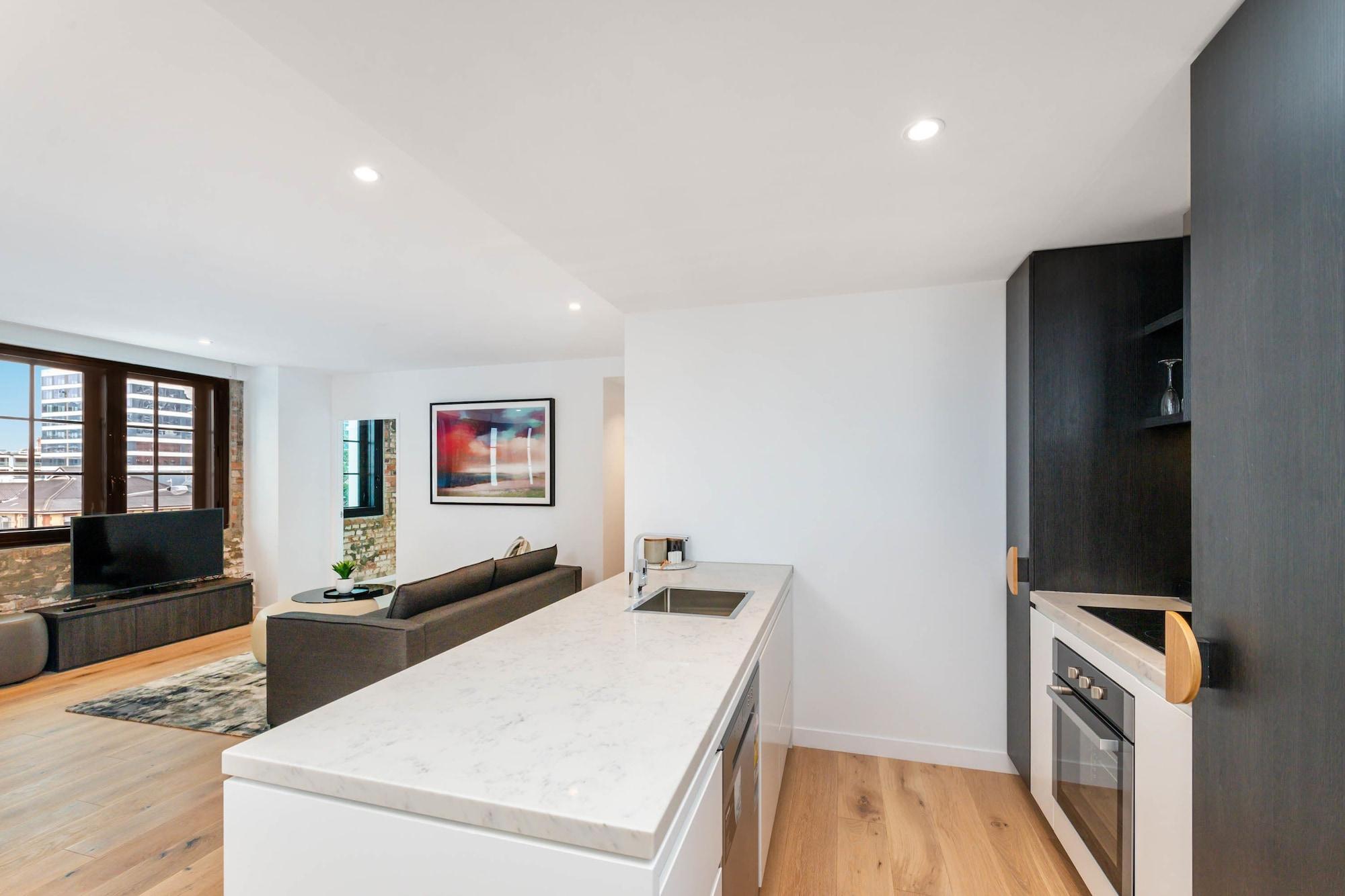 Fv 브리즈번 바이 페퍼스 아파트 호텔 외부 사진 The kitchen and living area of a typical apartment
