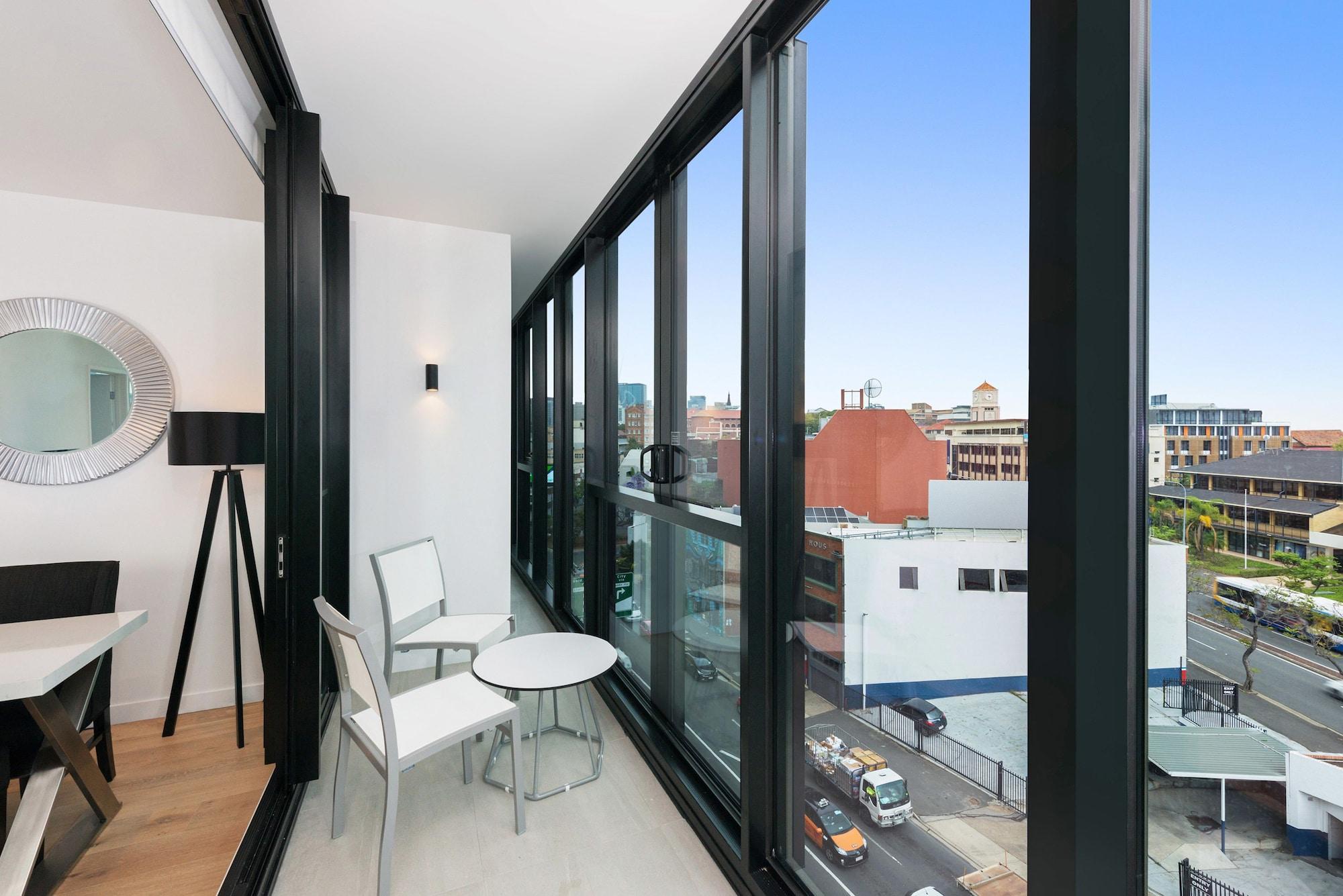 Fv 브리즈번 바이 페퍼스 아파트 호텔 외부 사진 A balcony in an apartment