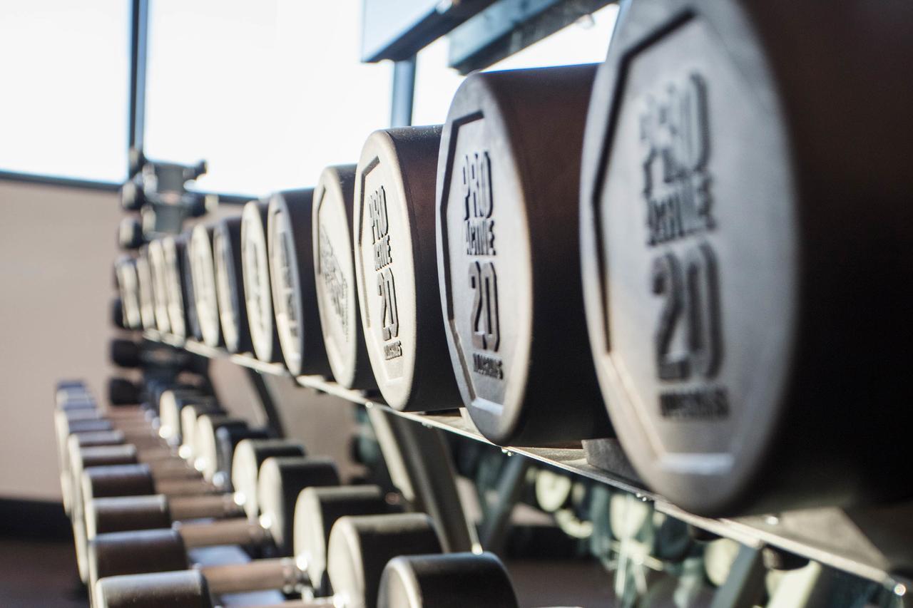 Fv 브리즈번 바이 페퍼스 아파트 호텔 외부 사진 Dumbbells on a rack