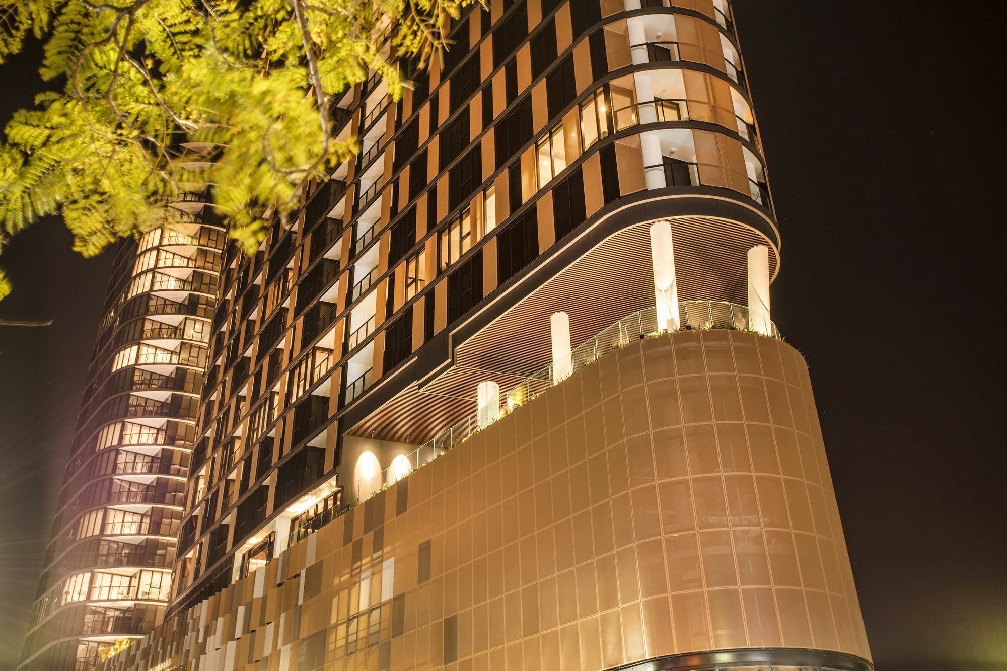 Fv 브리즈번 바이 페퍼스 아파트 호텔 외부 사진 The building at night