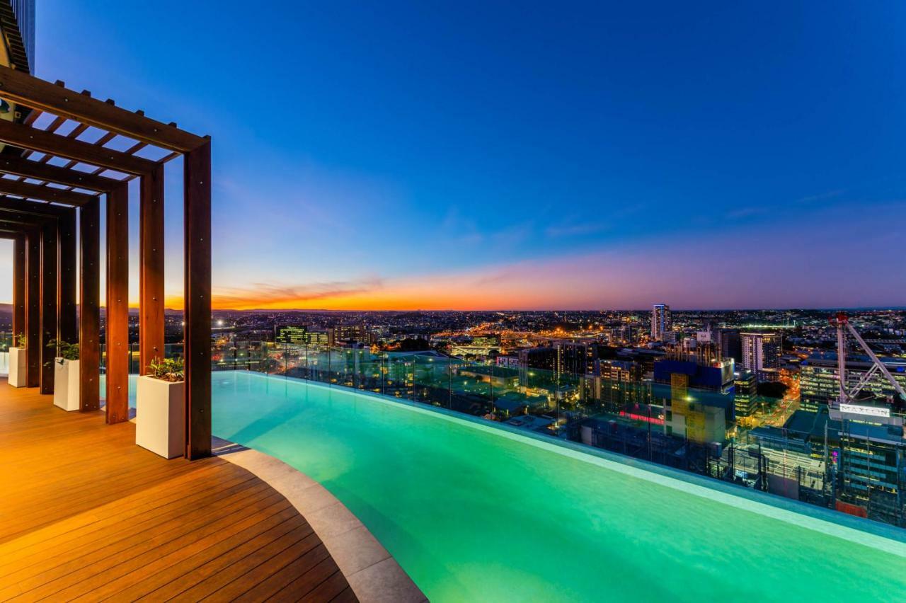 Fv 브리즈번 바이 페퍼스 아파트 호텔 외부 사진 Infinity pool at the rooftop of the hotel
